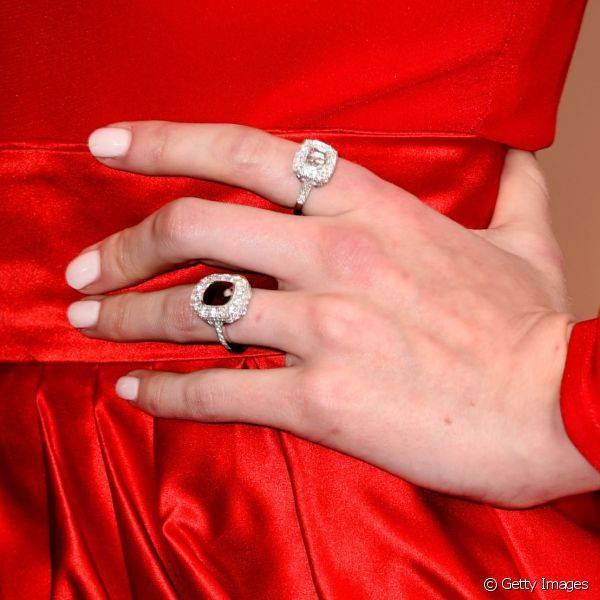 Durante o último Oscar a modelo Dorith Mous conseguiu um belo contraste entre o branco da pontinha dos dedos e o vermelho do vestido